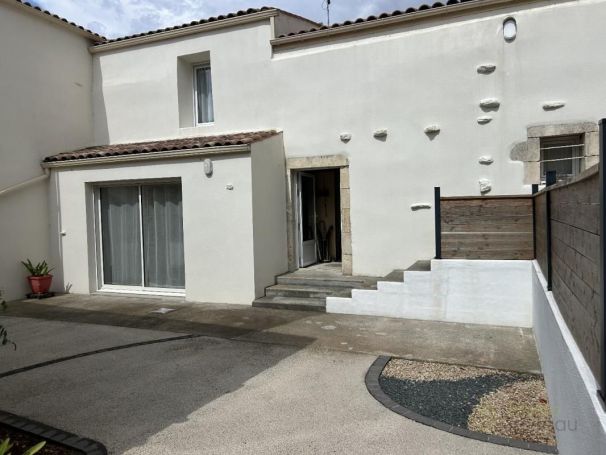 MAISON  CONTEMPORAINE  CHAILLE LES MARAIS