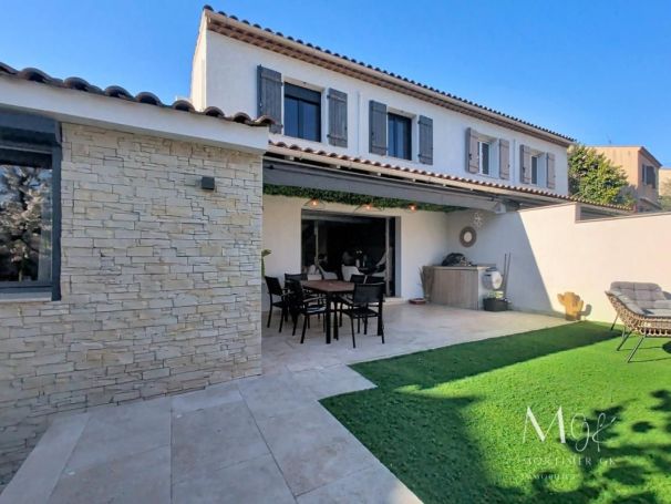 MAISON  CONTEMPORAINE BORD DE MER ANTIBES